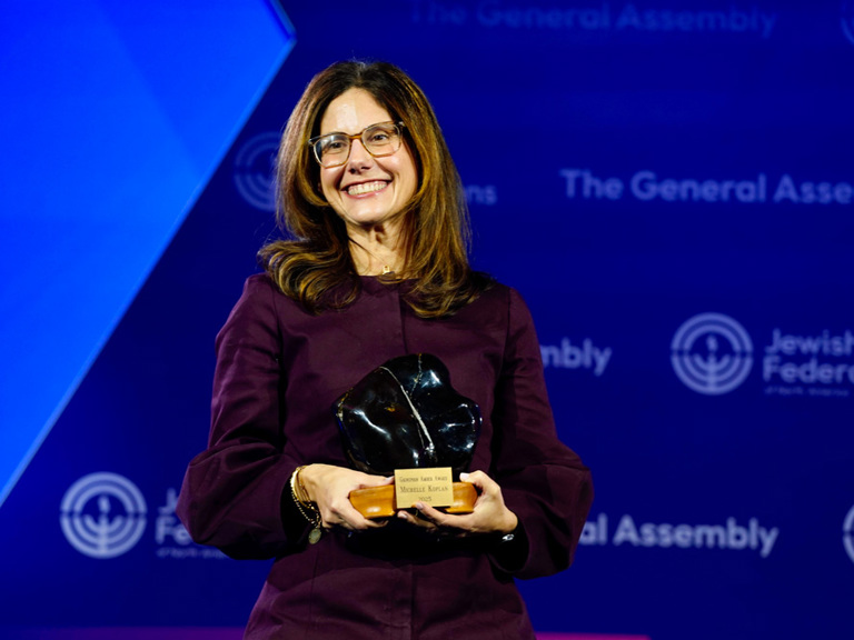 Ana_Bonnheim_Holding_Amber_Award_2.jpg